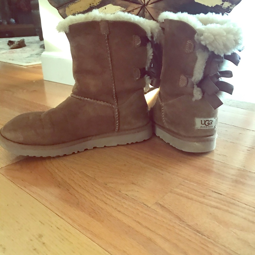 UGG. BAILEY BOW SHORT BOOTS.